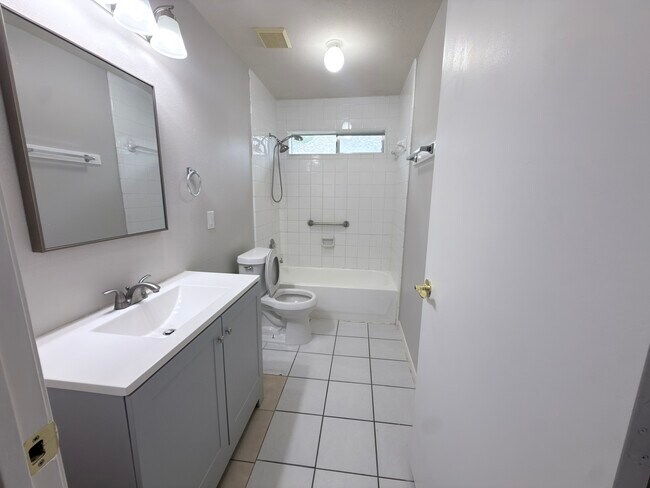 Building Photo - 16131 Mission Glen Dr