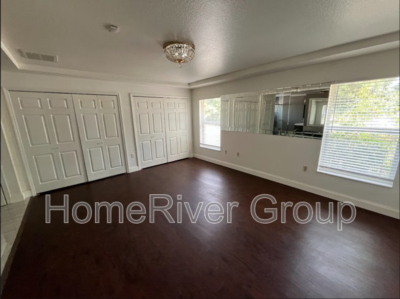 Building Photo - 525 Dowling Cir