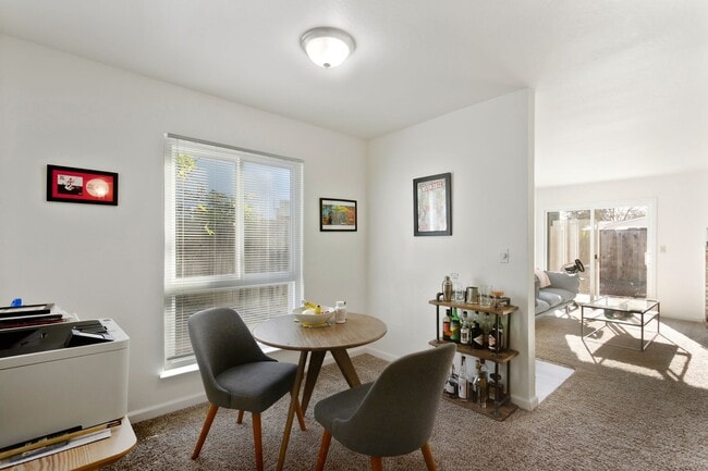 Building Photo - 2 Bedroom 2 Bedroom Home in East Davis with solar