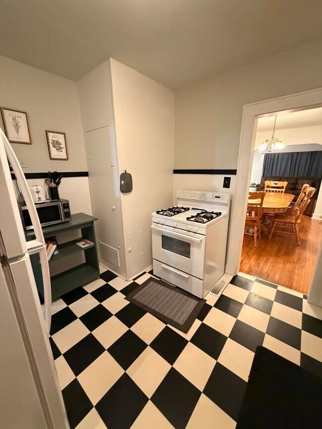 Building Photo - COMING SOON: 2 Bedroom Fully Furnished Short-Term Rental – Joplin, MO