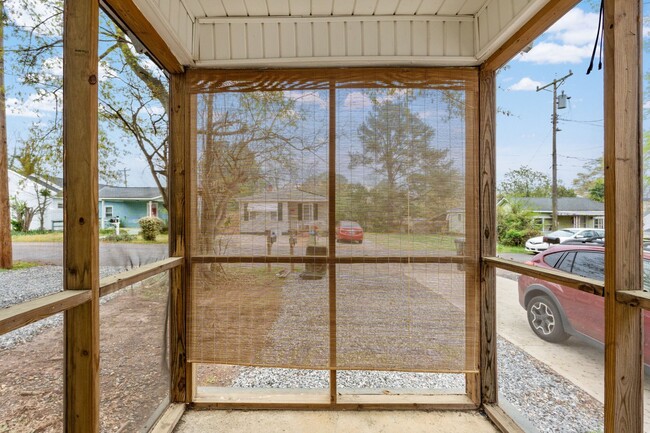 Building Photo - Charming 1 Bedroom, 1 Bath Home Minutes Fr...