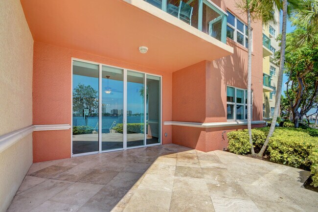 Building Photo - 2640 Lake Shore Dr