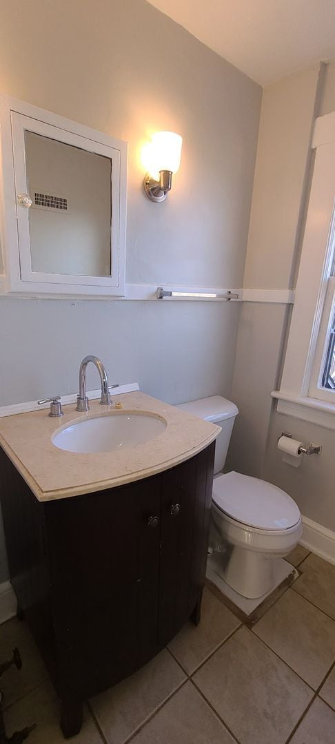 Building Photo - 1 Bedroom 3rd Floor Attic Apartment in Old...
