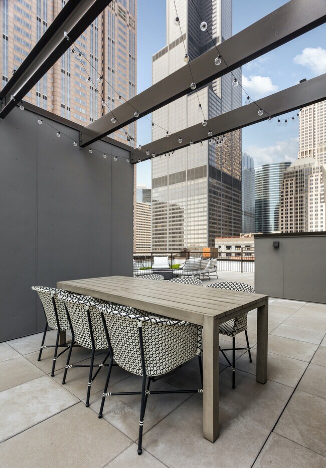 Building Photo - 330 S. Wells St - New Jr One Bed Located i...