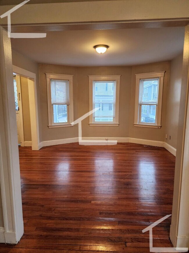 Building Photo - Large and Sunny 2-Bed, 1-Bath in JP Avail for June