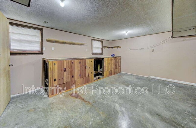 Building Photo - 6910 NW Belvidere Pkwy