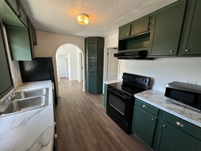 Building Photo - Newly Remodeled 2-Bedroom Home Minutes fro...