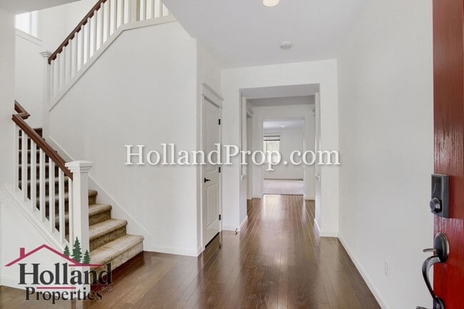 Building Photo - Spacious 4-Bedroom Portland Home with Fenced Yard, Fireplace & Modern Finishes!