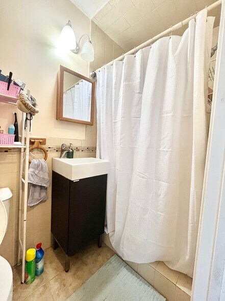 Building Photo - 207 Hillside St