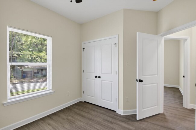 Building Photo - Inviting Home with Bright Interiors & Ceiling Fans Throughout - Comfortable Rental with Everyday ...