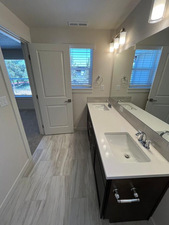 Building Photo - Newer Townhome in Midtown Bend with Deposit Special