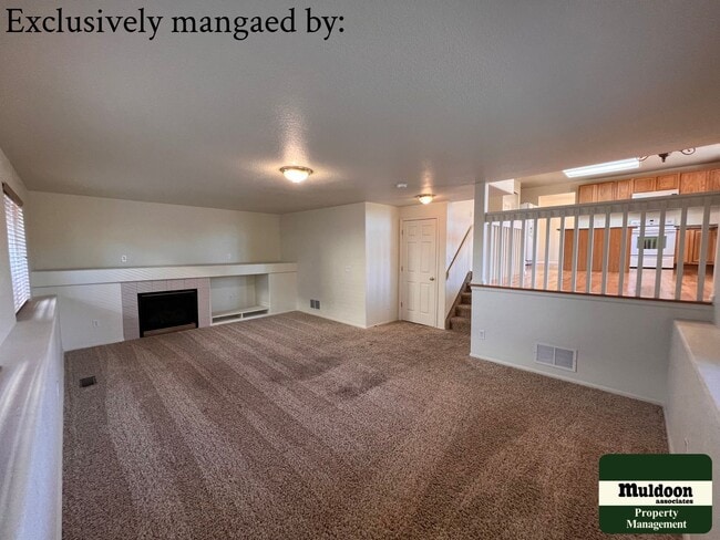 Building Photo - Stunning 3  Bedroom Home with lots of space and a beautiful fenced back yard -