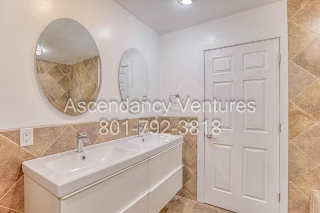 Building Photo - 745 E 3 Fountains Cir
