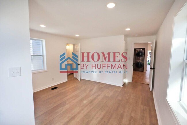 Building Photo - 910 Harriet St