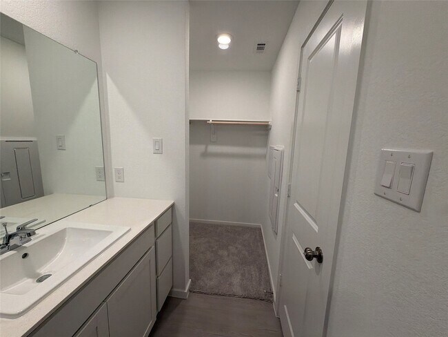 Building Photo - 930 Pertuso Ln