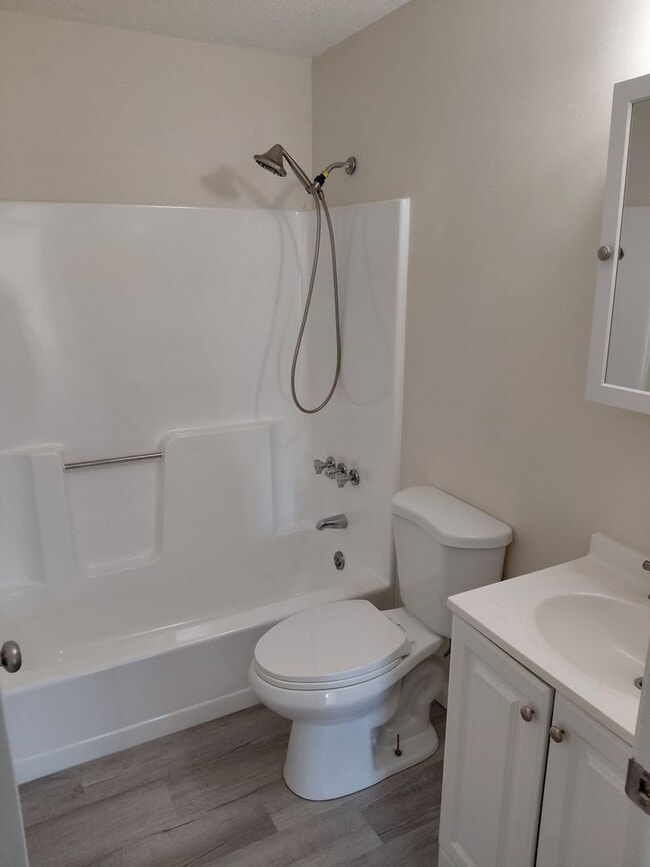 Building Photo - 4 Knights Bridge Dr