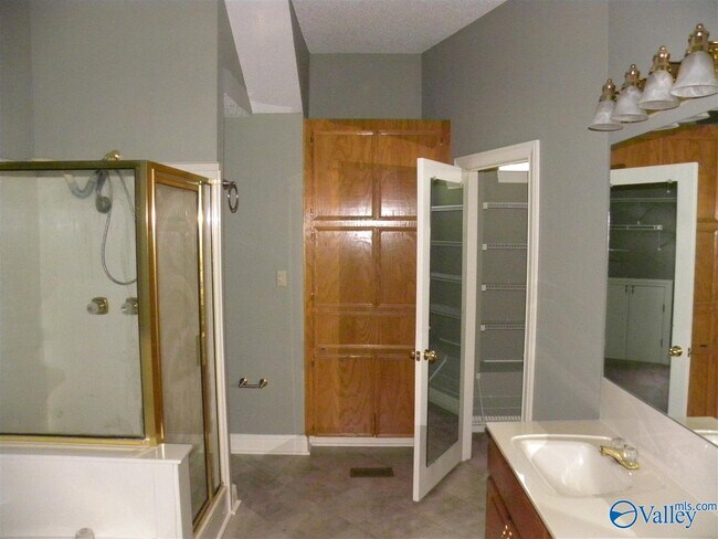 Building Photo - 101 Emerald Ln