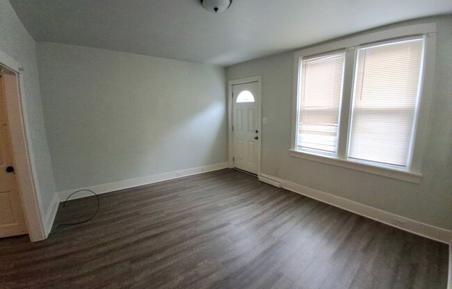 Building Photo - 2 Bedroom 1 Bathroom in Lancaster City!