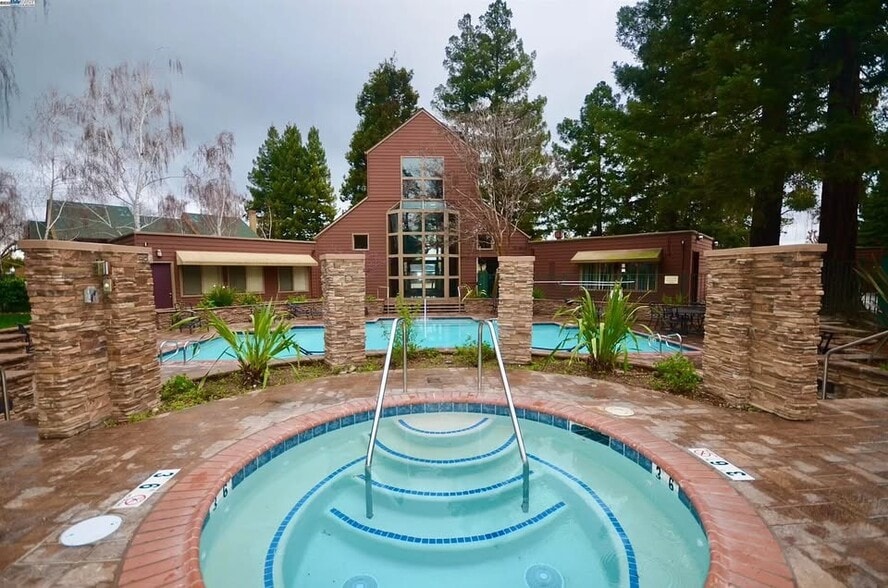 Building Photo - 820 Catkin Ct