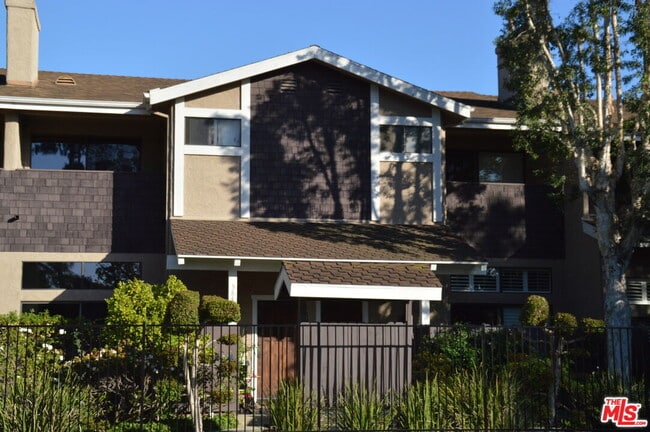 Building Photo - 5848 Canterbury Dr