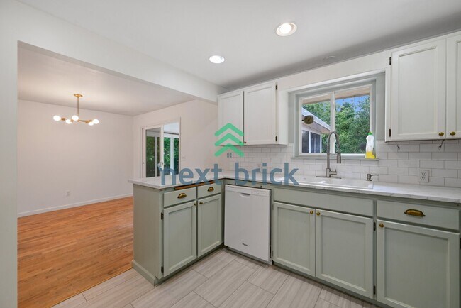 Building Photo - Charming 3-Bedroom Edmonds Home with 2 Full Baths and Spacious 1982 Sq. Ft. Living Space!