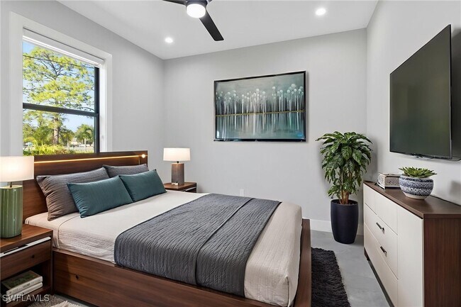 Building Photo - 2740 35th Ave NE