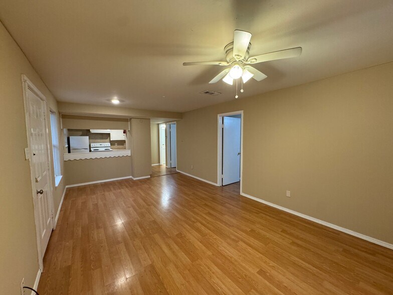 Building Photo - 1034 W Village Ct