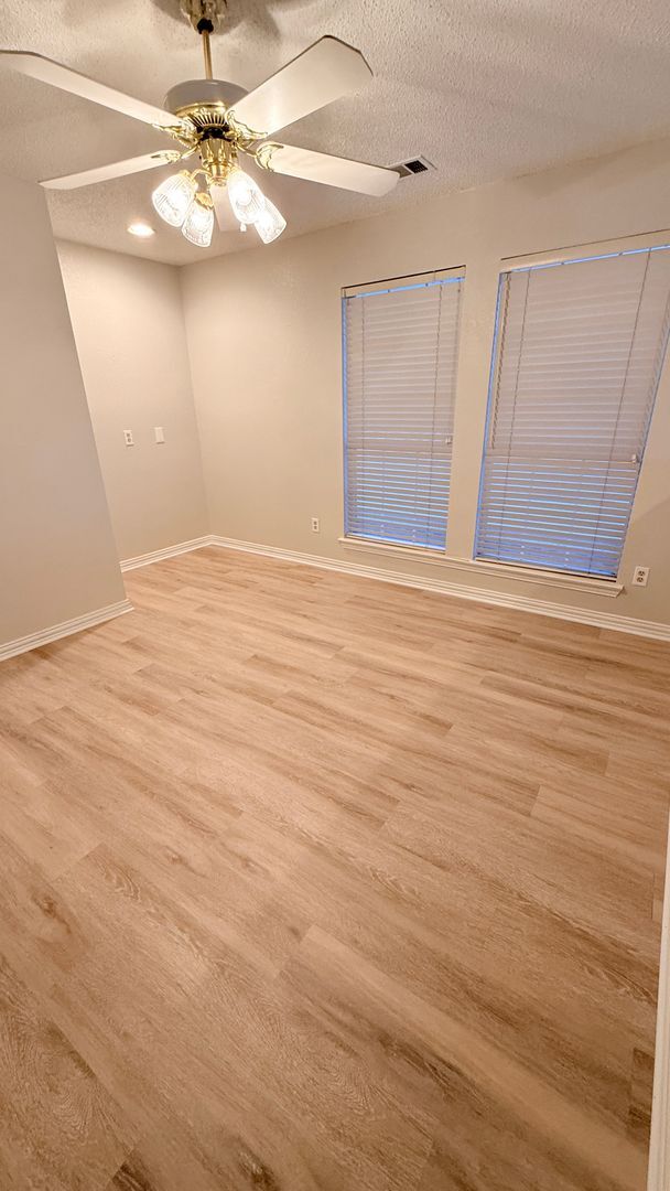 Building Photo - 3 Bedroom/2.5 Bath with den/bonus room and 2 Car Garage