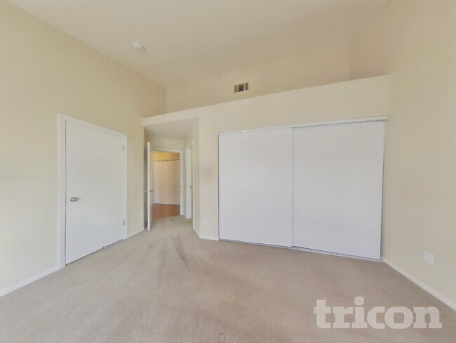 Building Photo - 715 Lotz Way