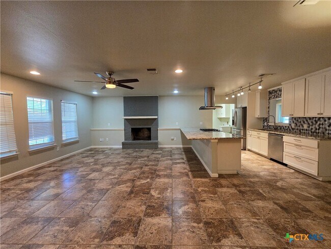Building Photo - 1360 Poppy Ln