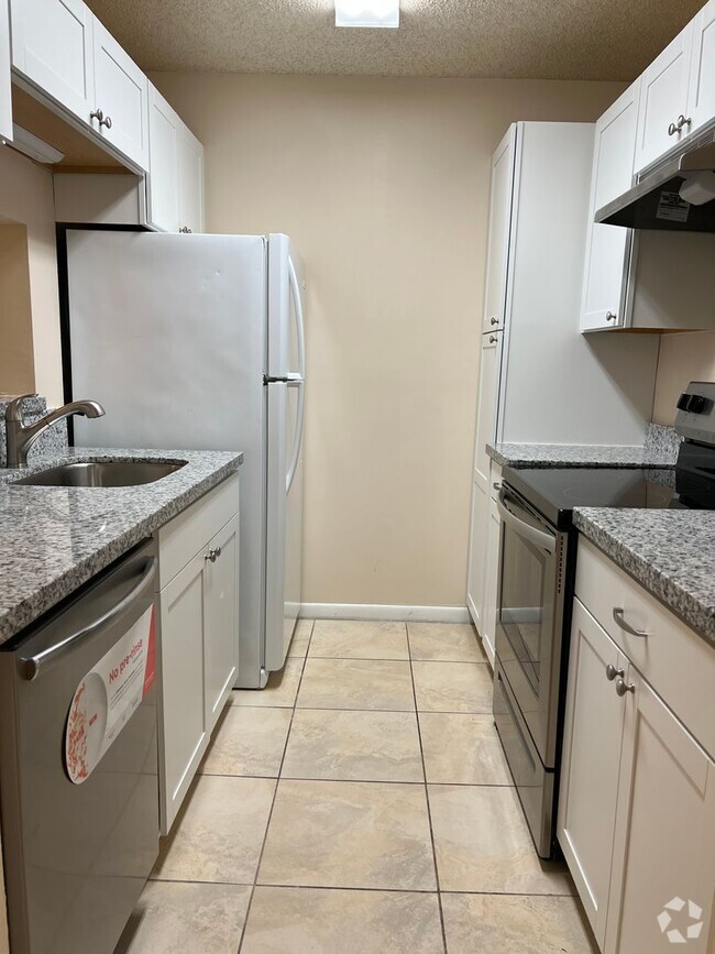 Building Photo - Remodeled First Floor Cutie!