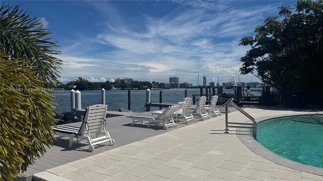 Building Photo - 405 N Hibiscus Dr