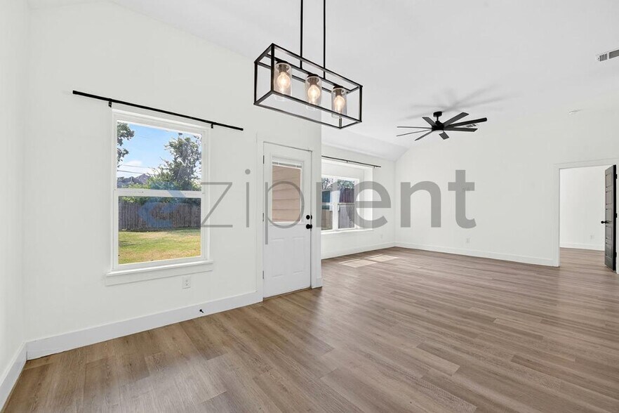 Building Photo - Unit
