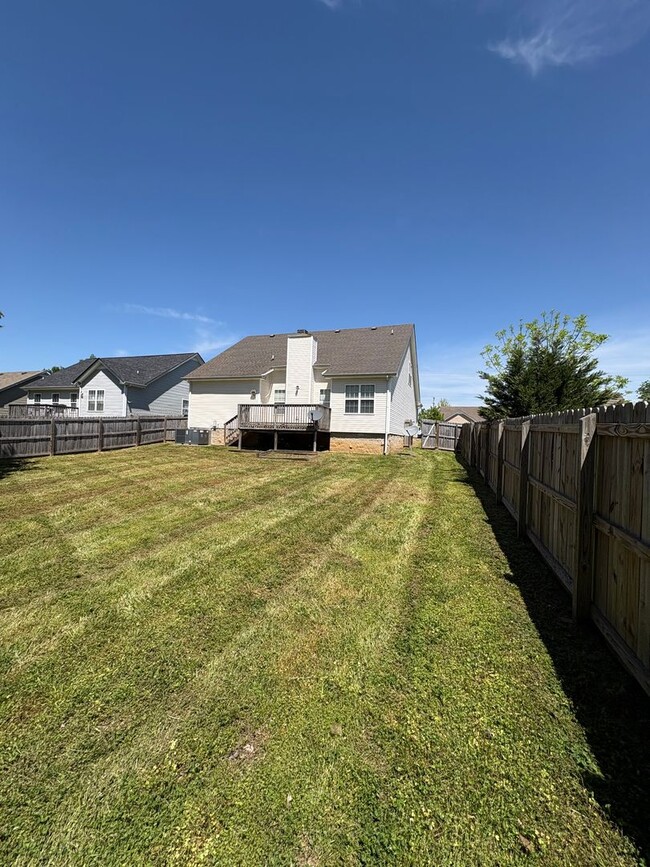 Building Photo - Nice home awaiting you to call home today- close to shopping and dining