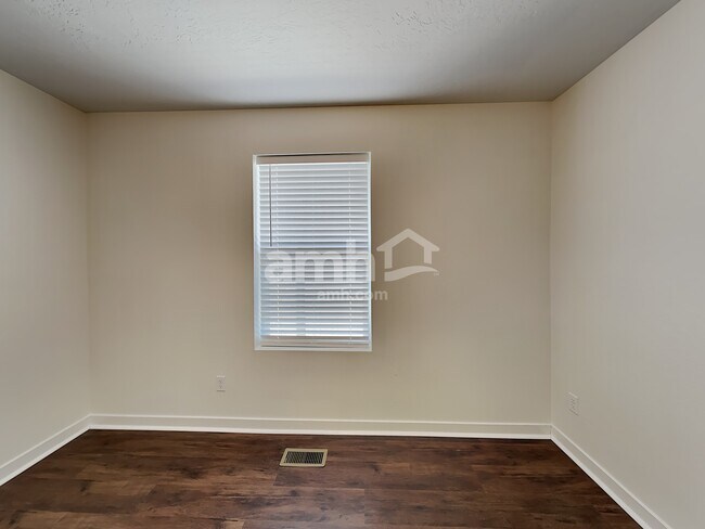 Building Photo - 754 N Scotney Ave