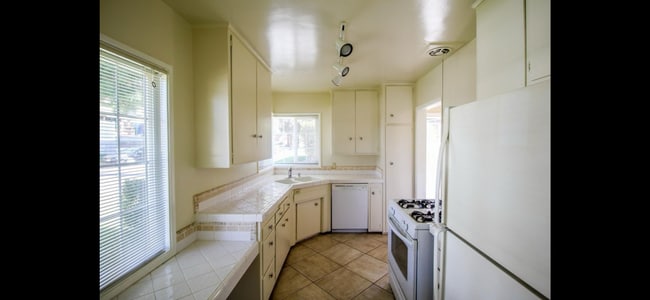 Building Photo - 9966 Glencrest Cir