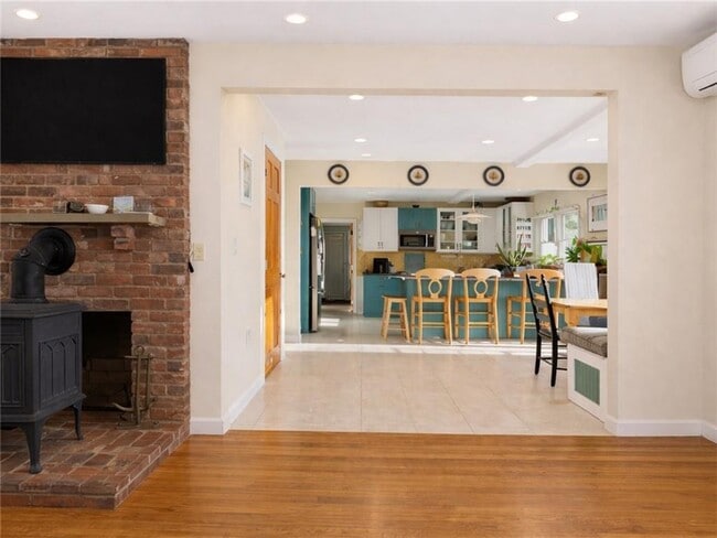 Building Photo - 400 3rd Beach Rd