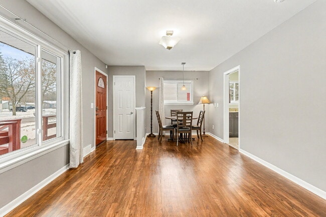 Building Photo - Charming 3-Bed Home - $2000/ month