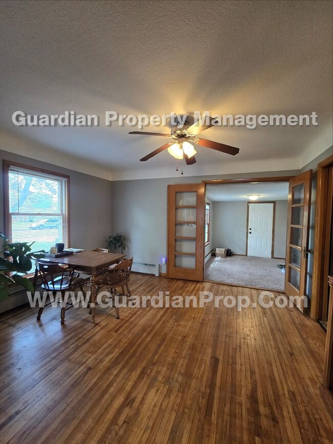 Building Photo - Bloomington Single Family Home, 2 Car Garage, new kitchen appliances!
