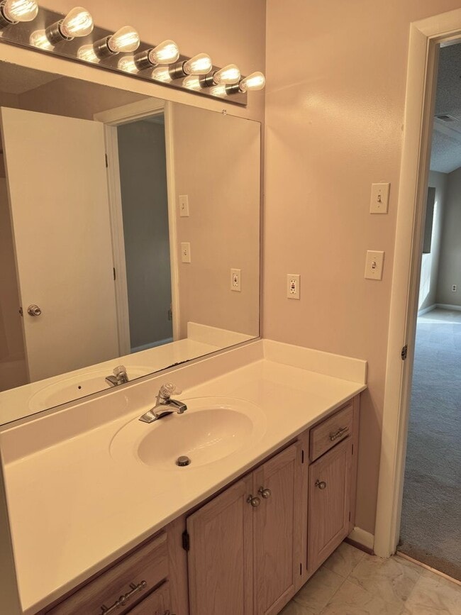 Building Photo - Awesome, 2 story, end unit condo right across from Honey Bee Golf Course in Virginia Beach-