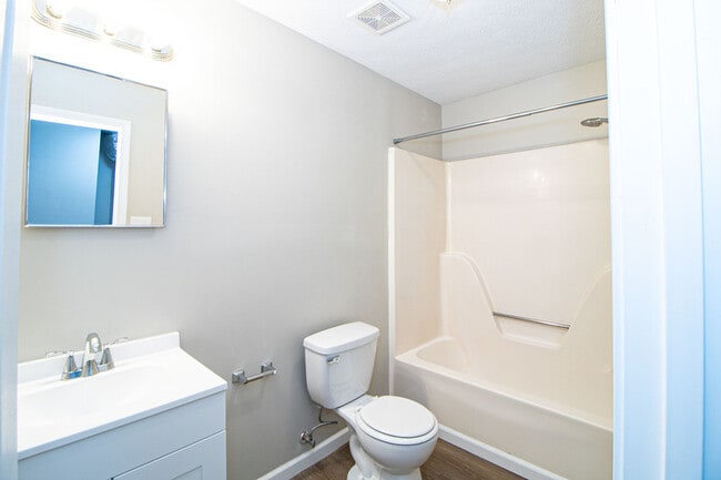 Building Photo - 404 -10 Thompsonville Lane