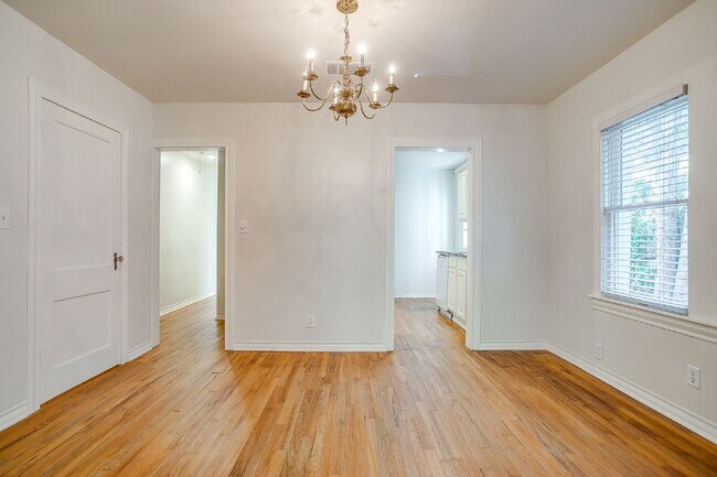 Building Photo - Adorable 1-Bedroom Duplex located near dow...