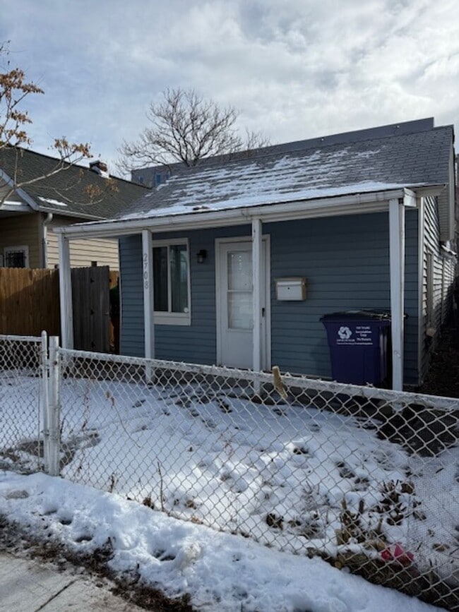 Building Photo - One Bedroom House Near Empower Field - Move In Ready!