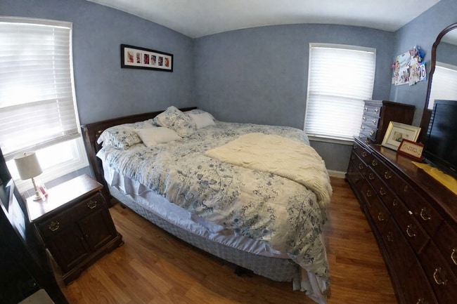 Building Photo - Close to Shopping Center + Granite Countertops + Shared Off-Street Parking! Available August 5th!