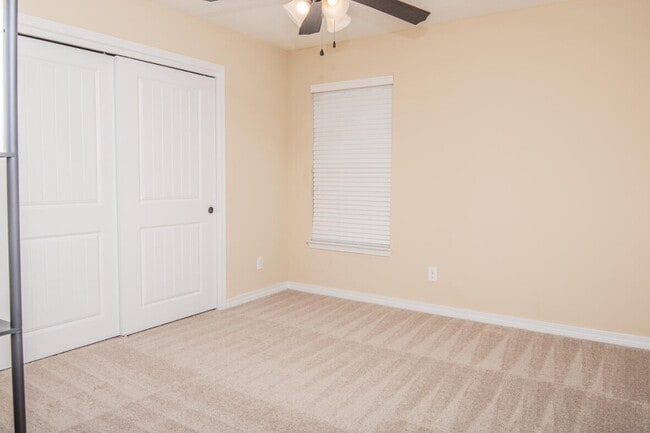 Building Photo - 489 Eisenhower Dr