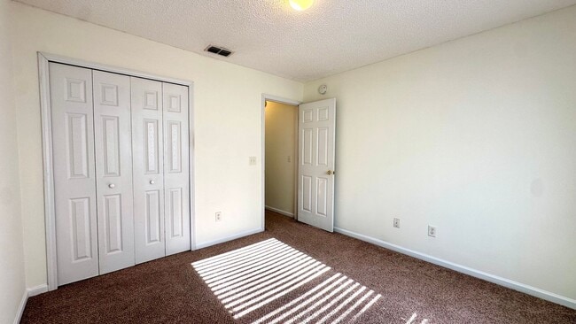 Building Photo - 3 bed/2 bath home, conveniently located in quiet Meadowfield Bluff