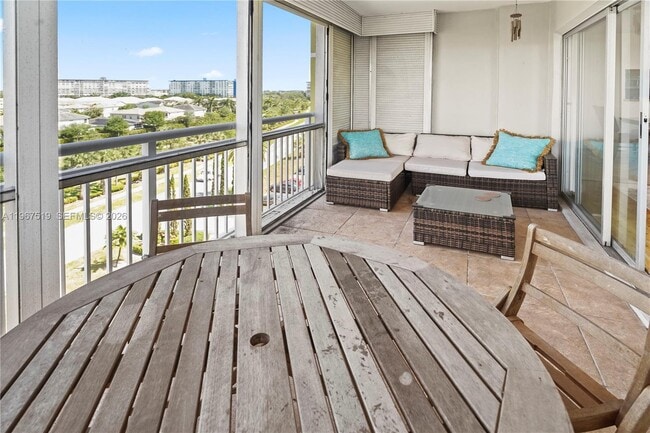 Building Photo - 4400 Hillcrest Dr