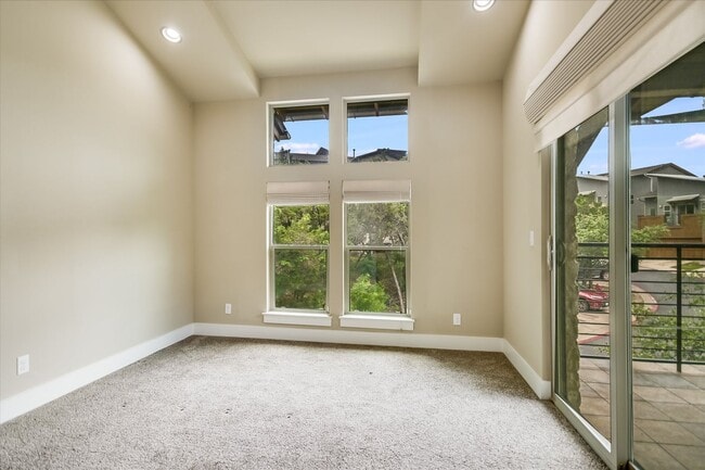 Building Photo - Lovely Hillside Condo on 2222