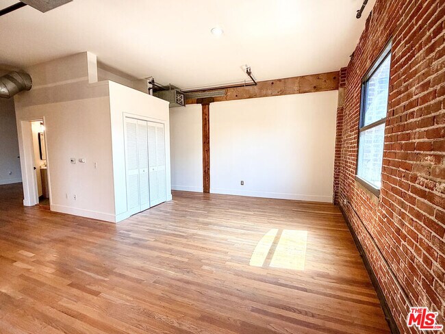 Building Photo - 215 S Santa Fe Ave