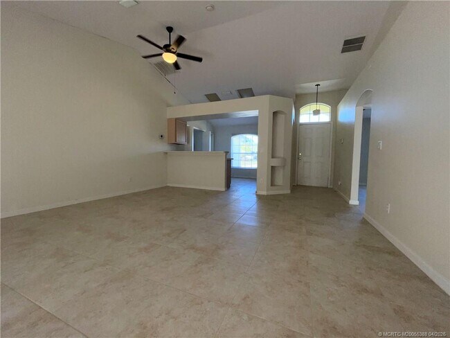 Building Photo - 456 SW Prado Ave